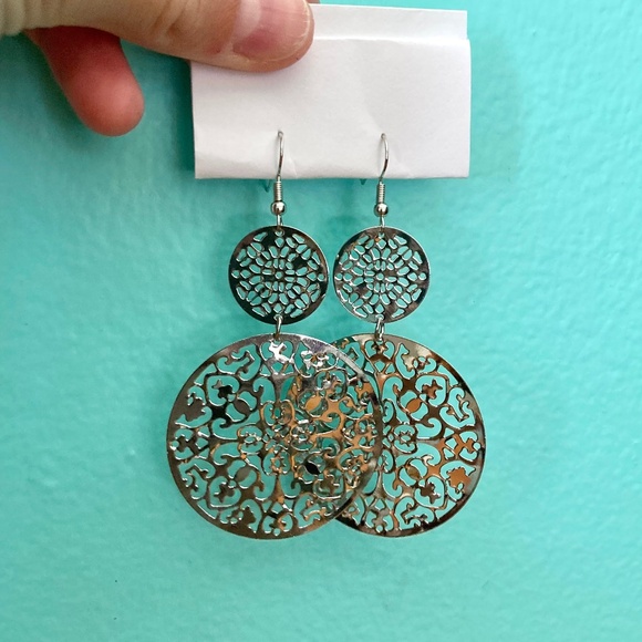 Women’s brand new-never worn silver-toned super lightweight filigree earrings - Picture 4 of 4